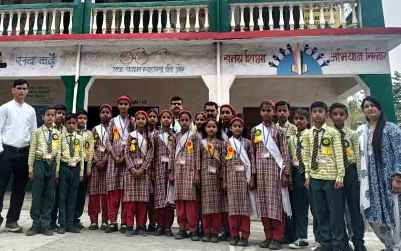 स्कूल के अध्यापकों ने बच्चों को निशुल्क उपलब्ध करवाएं टाई-बेल्ट व आईडी कार्ड