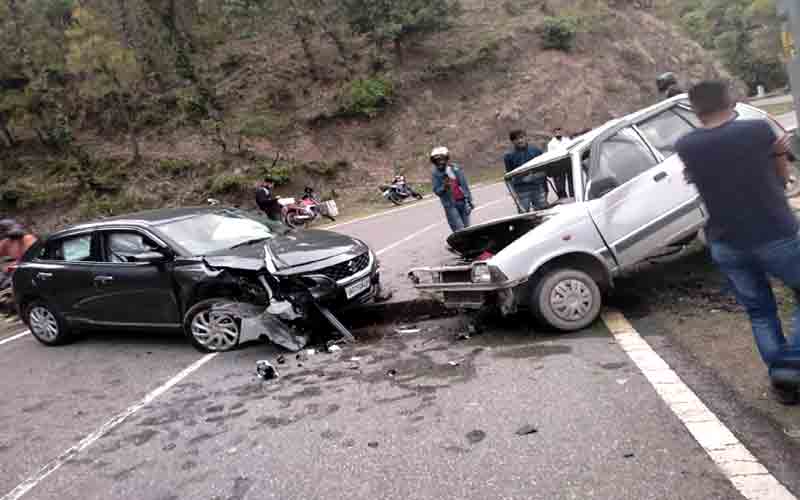नाहन-शिमला नेशनल हाईवे 907 ए पर दो कारों में हुई टक्कर, 4 जख्मी