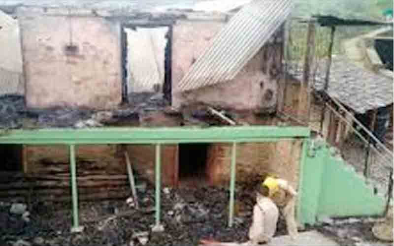 भीषण अग्निकांड में 2 मंजिला मकान जलकर हुआ राख