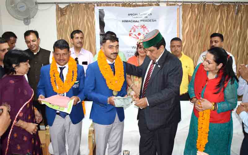 डाॅ. शांडिल ने बास्केटबाॅल खिलाड़ी अविनाश को किया सम्मानित