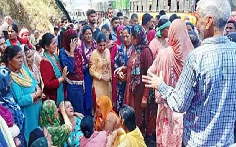 पठानकोट हाईवे पर पलटा सेना का ट्रक, 21 वर्षीय युवक की मौत