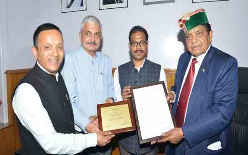 स्वास्थ्य एवं परिवार कल्याण मंत्री को सौंपा विश्व तम्बाकू नियंत्रण के लिए प्रदत अवार्ड