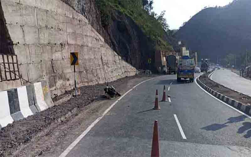 ट्रक की चपेट में आया बाइक सवार व्यक्ति, मौके पर मौत