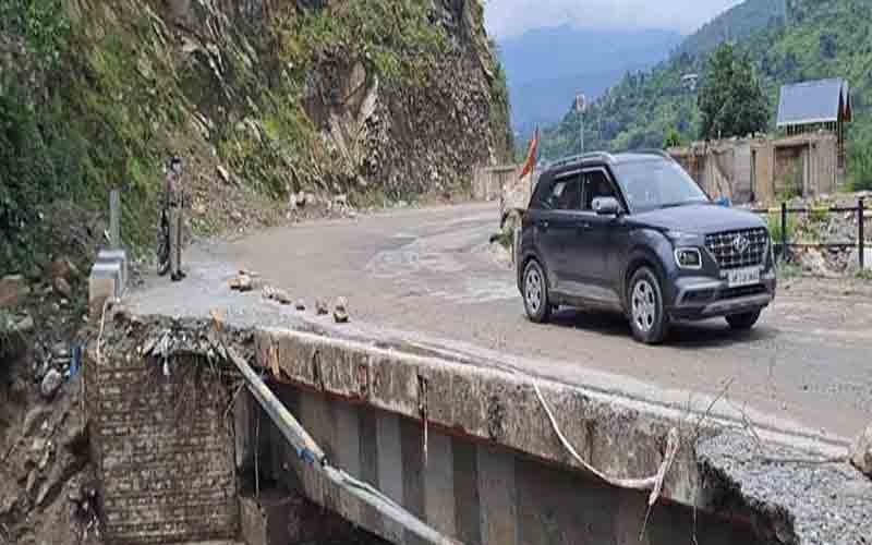 चंडीगढ़-मनाली एनएच पर विंद्रावणी के पास बना पुल हुआ क्षतिग्रस्त