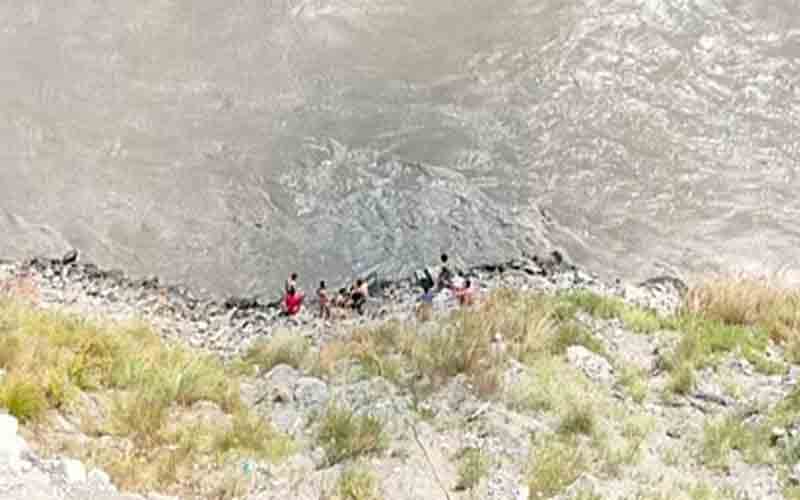 अनियंत्रित होकर चमेरा जलाशय में गिरी कार, हादसे में……