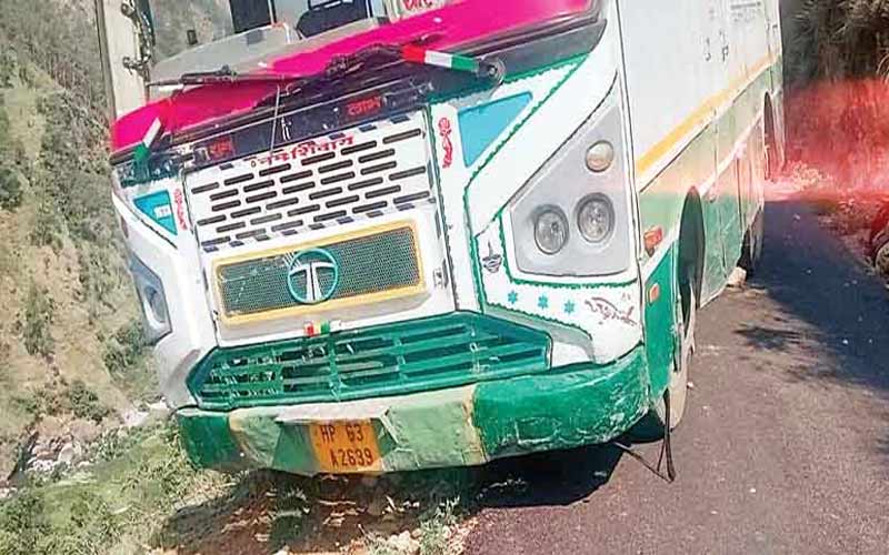 खाई में गिरते गिरते बची बस ,टला बड़ा हादसा