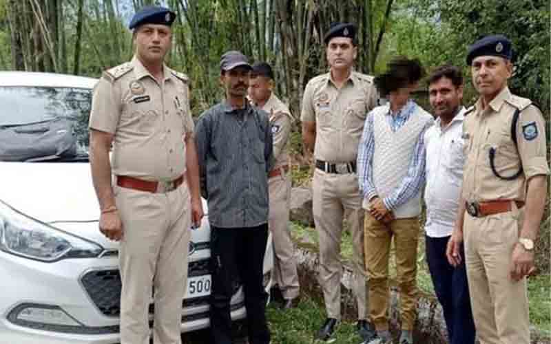 5 किलो 40 ग्राम चरस सहित कार सवार व्यक्ति गिरफ्तार