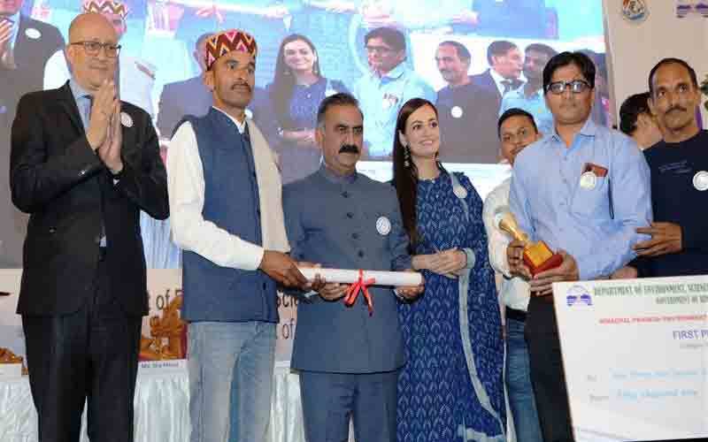 मुख्यमंत्री ने पर्यावरण संरक्षण में उत्कृष्ट कार्य के लिए पुरस्कार किए प्रदान