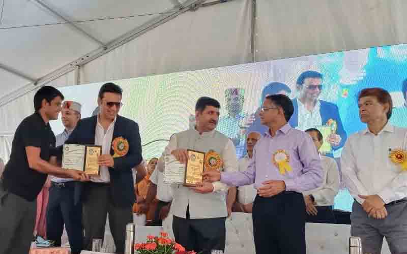 कृषि उधमिता में बेहतर कार्य करने के लिए प्रगतिशील किसान दीपक कुमार सम्मानित