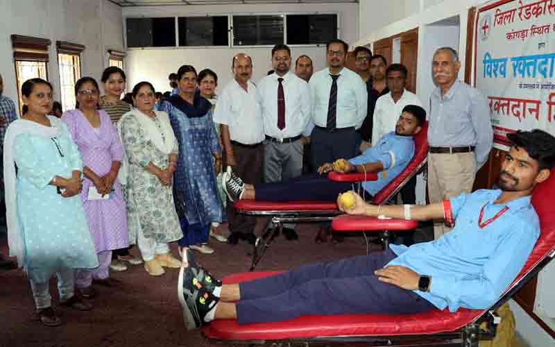 विश्व रक्तदाता दिवस पर जिला रेड क्रॉस सोसाइटी ने लगाया रक्तदान शिविर