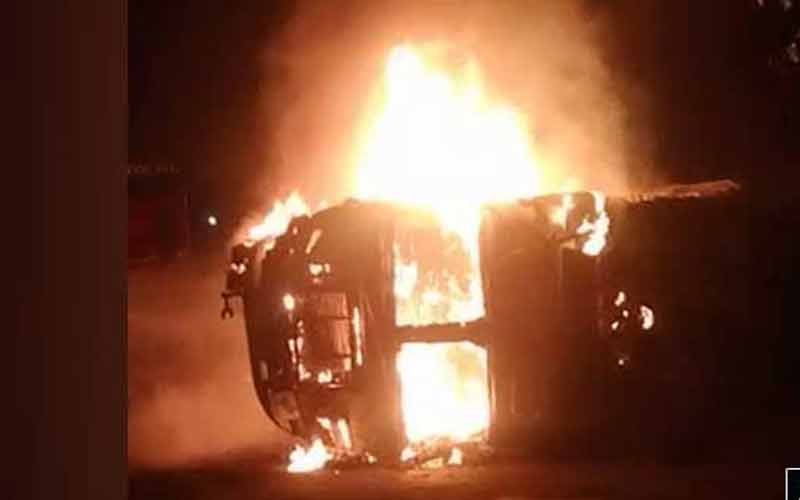 सीमेंट से लोड ट्रक में भड़की आग, सीमेंट की 240 बोरियां जलकर राख