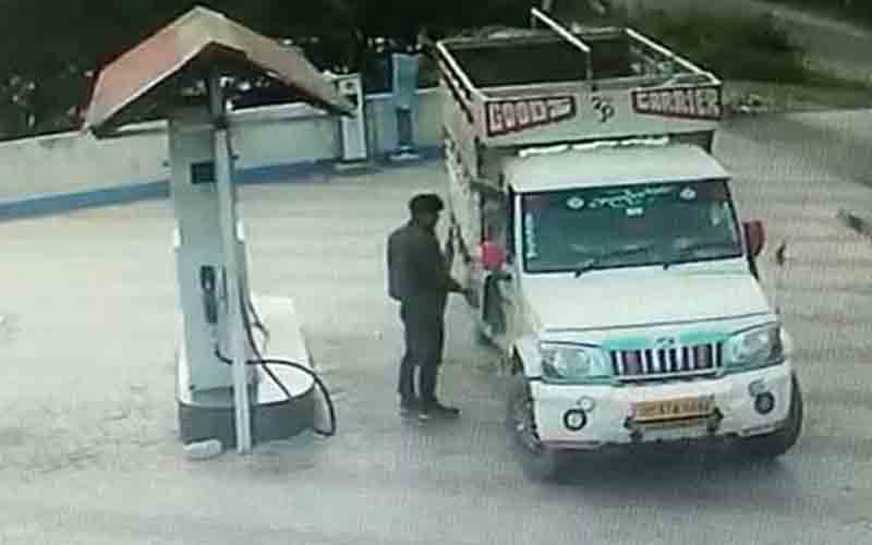 लिफ्ट देना पड़ा महंगा, 90 हजार रुपए चोरी कर भागा आरोपी, सीसीटवी में कैद