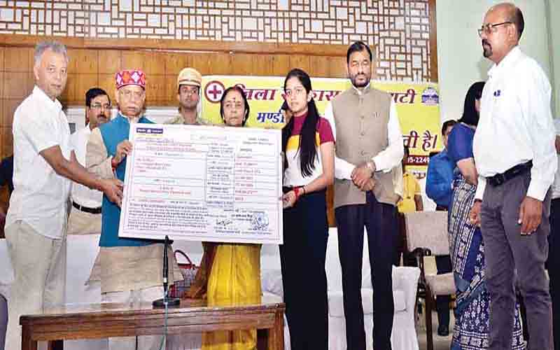 राज्यपाल शिव प्रताप शुक्ल ने अनाथ बच्चों को रेडक्रॉस के माध्यम से वित्तीय सहायता की प्रदान