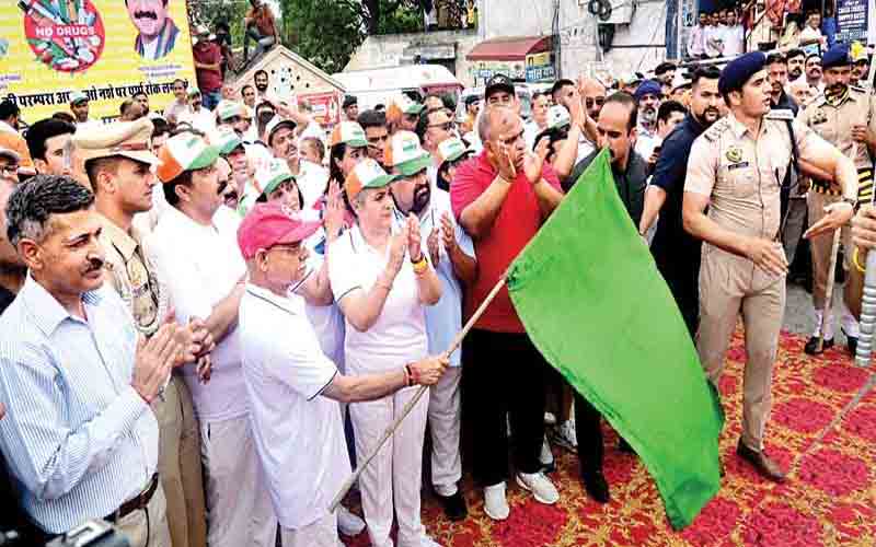 राज्यपाल ने हरोली से कांगड़ ब्रिस्क वॉक को हरी झंडी दिखाकर किया रवाना