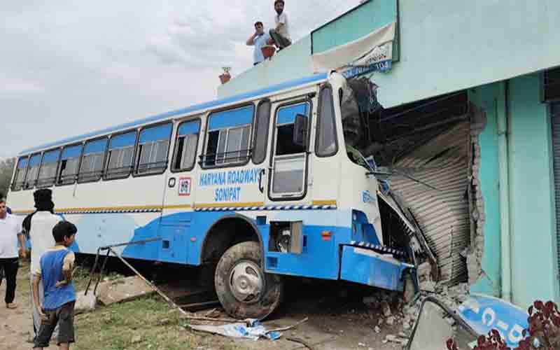हरियाणा रोडवेज बस ने स्कूटर को मारी जोरदार टक्कर, चालक की गई जान