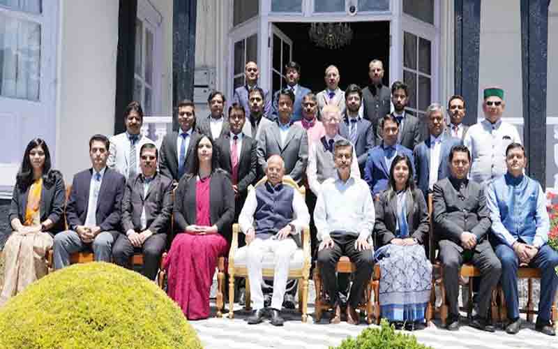 राज्यपाल से एचपीएएस प्रशिक्षु अधिकारियों ने की भेंट