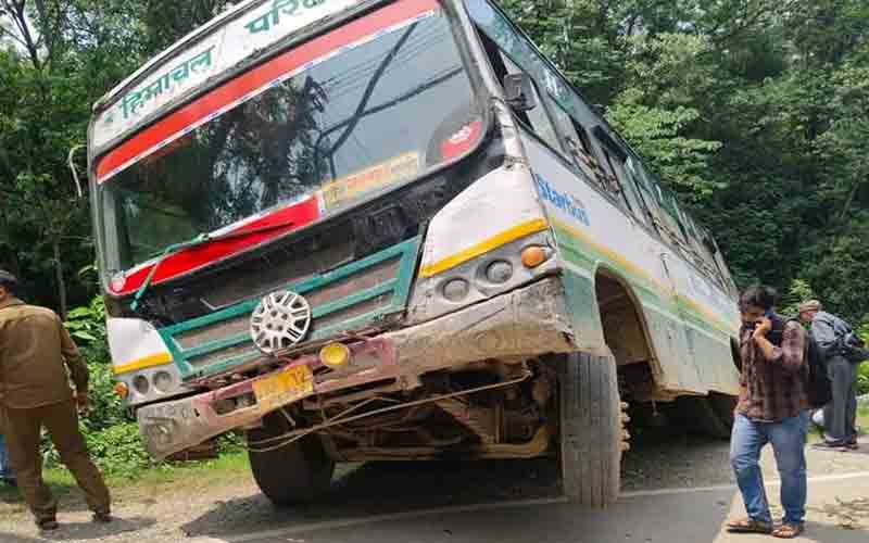 एचआरटीसी की बस हुई हादसे का शिकार, बाल-बाल बची यात्रियों की जान