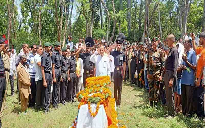 हवलदार कमल किशोर पंचतत्व में हुए विलीन, बेटे सुभांश ने दी मुखाग्नि