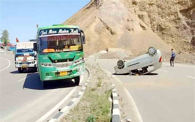 कालका-शिमला एनएच-5 पर कार व निजी बस की जोरदार भिड़ंत, महिला व 2 बच्चे जख्मी