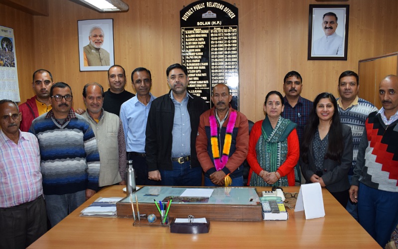 ज़िला लोक संपर्क कार्यालय सोलन में कार्यरत नाट्य निरीक्षक दलीप कुमार सेवानिवृत्त