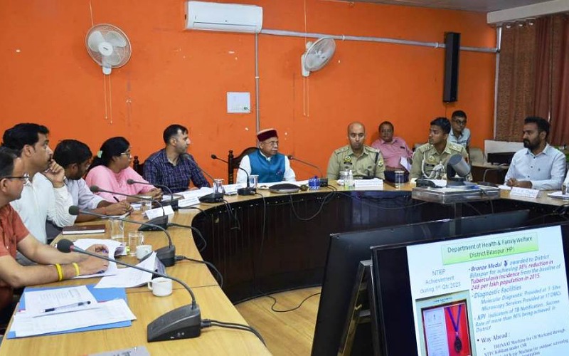 राज्यपाल ने बिलासपुर में कार्यान्वित की जा रही विभिन्न योजनाओं की करी समीक्षा