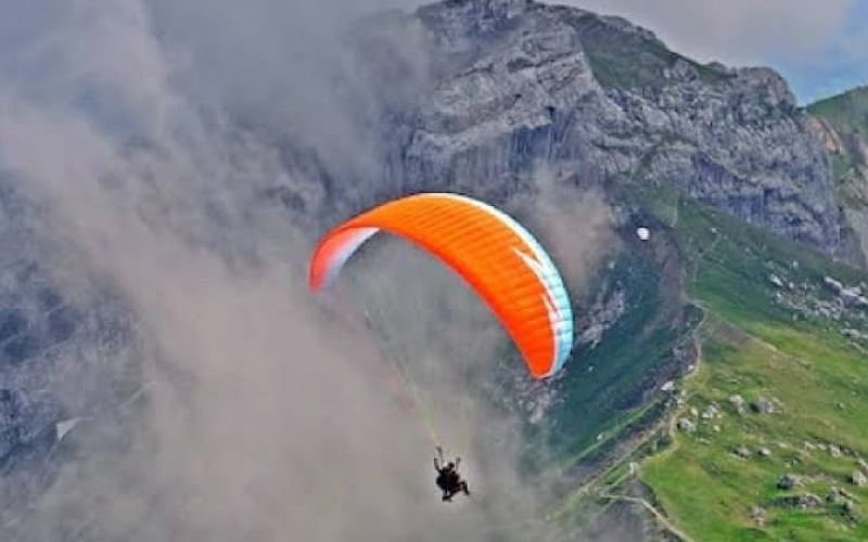 पैराग्लाइडर क्रेश होने से पायलट सहित पर्यटक जख्मी