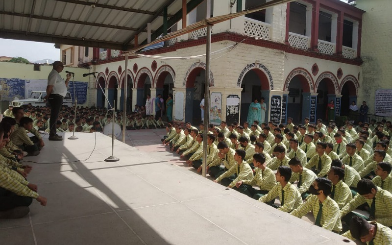 नशे को अपनाए नहीं बल्कि इससे दूर ही रहें- एमआई खान