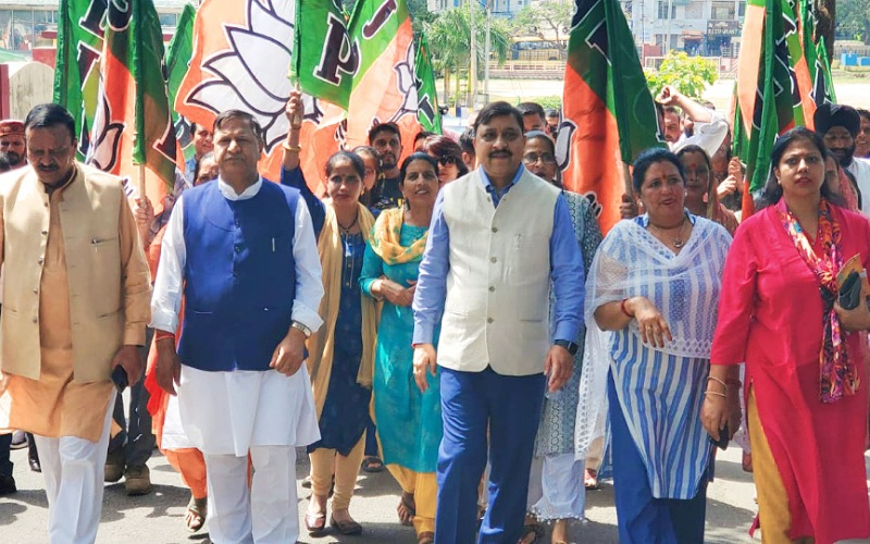 मनोहर के कातिलों को फांसी दो के नारों से गूंजा नाहन शहर