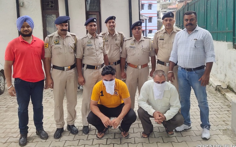 पुलिस के हत्थे चढ़े दो आरोपी, नाहन से पिकअप चोरी कर हुए थे फरार