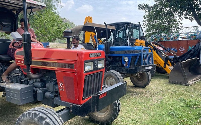 अवैध खनन करते एक जेसीबी मशीन व दो ट्रैक्टर जब्त, वसूला इतना जुर्माना……