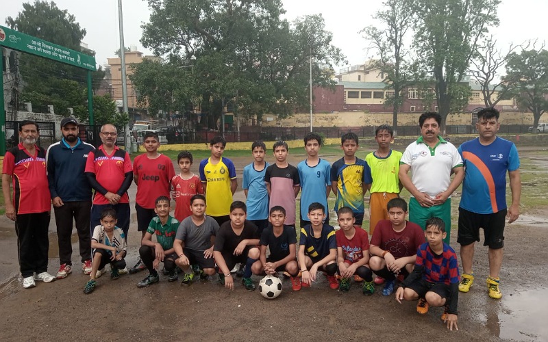 पी के बनर्जी के जन्म दिवस पर नाहन चौगान में  खेला गया फुटबॉल मैच