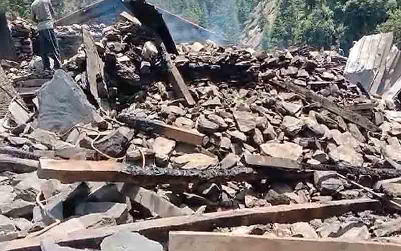 मंडी में आग ने मचाया कहर, 6 परिवार हुए बेघर, 2 गायों की जिंदा जलने से मौत