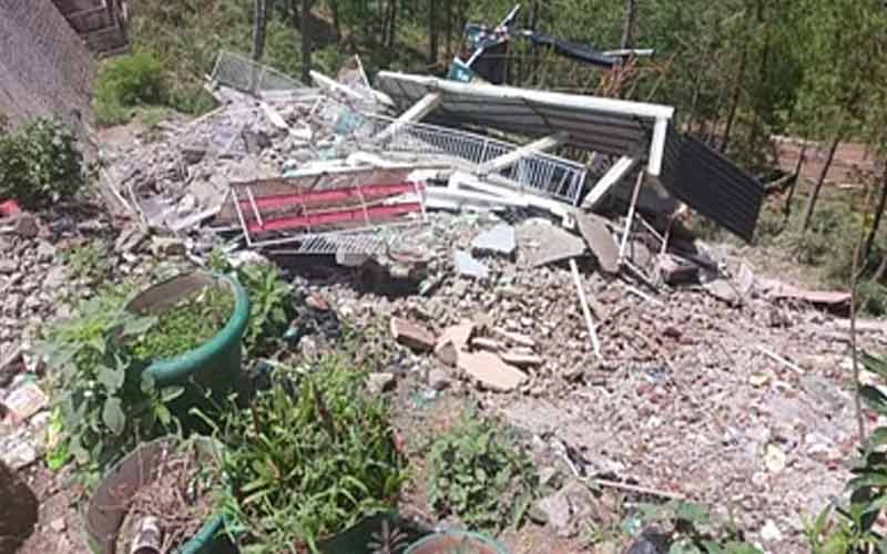 पांच मंजिला मकान हुआ ढेर, मकान मालिक ने फोरलेन निर्माता कंपनी पर जड़ा आरोप