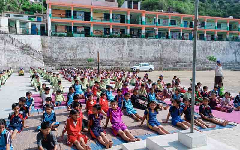 आयुष विभाग पनोग द्वारा स्कूल में मनाया गया 9वां अंतर्राष्ट्रीय योग दिवस