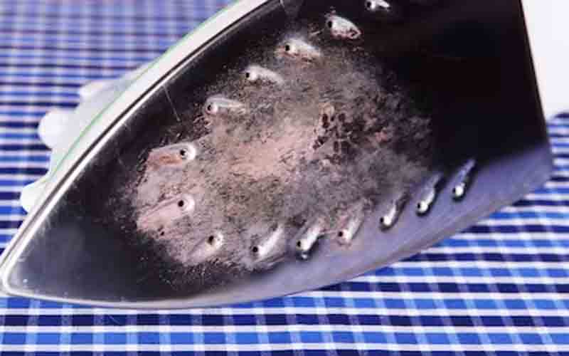 बेटी ने अपनी माँ पर प्रेस से किया जानलेवा हमला, लड़की मौके से फरार