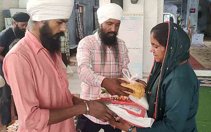 समाजसेवी संस्था दशमेश रोटी बैंक ने करीब 50 परिवारों को दिया मुफ्त राशन