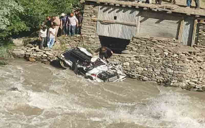 अनियंत्रित होकर गहरे नाले में गिरी जिप्सी, एक की गई जान, 2 लापता