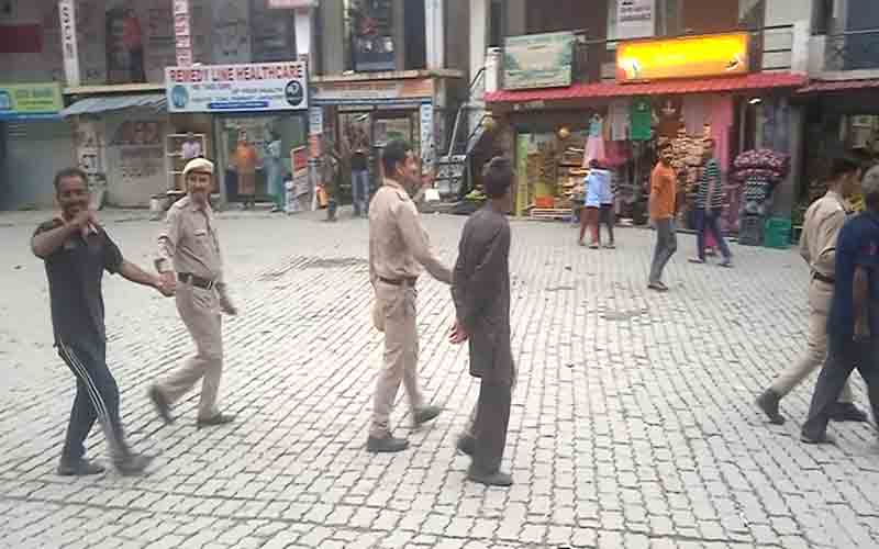 सार्वजनिक स्थान पर शराब पीकर उत्पात मचा रहे थे 7 लोग, गिरफ्तार