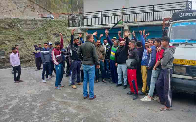 एनएच-707 पर फेज-तीन में कार्यरत कंपनी के खिलाफ नारेबाजी, कामगारों ने खोला मोर्चा