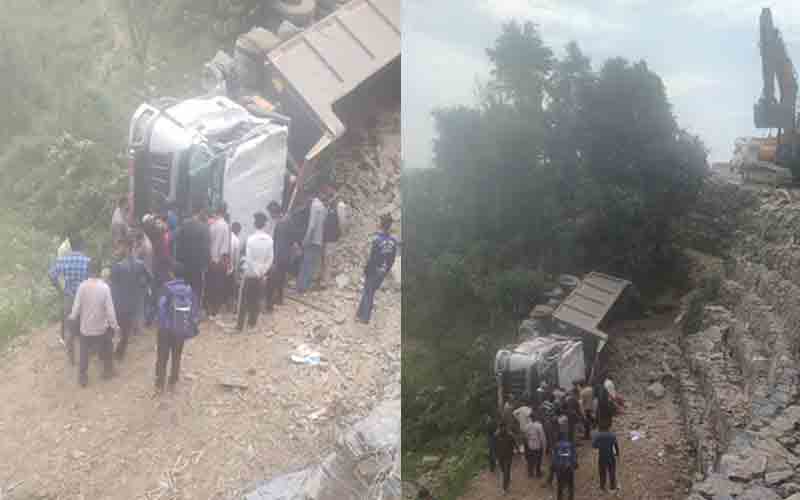 सड़क से नीचे पलट कर पेड़ में अटका टिप्पर, हादसे में….