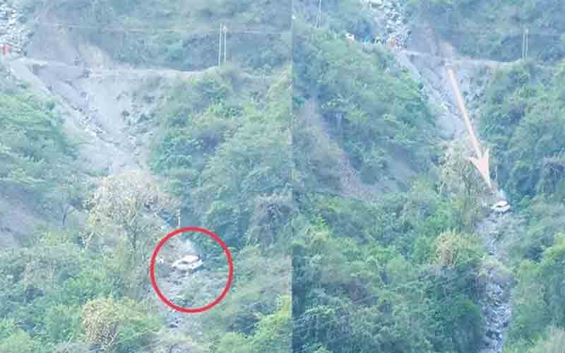सड़क से लुढ़क कर खाई में गिरी कार, हादसे में…..