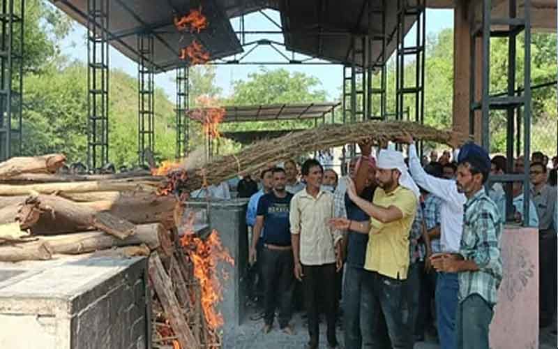 रोजी-रोटी की तलाश में युवक विदेश गया था कमाने, कफन में लिपटकर लौटा अपने देश