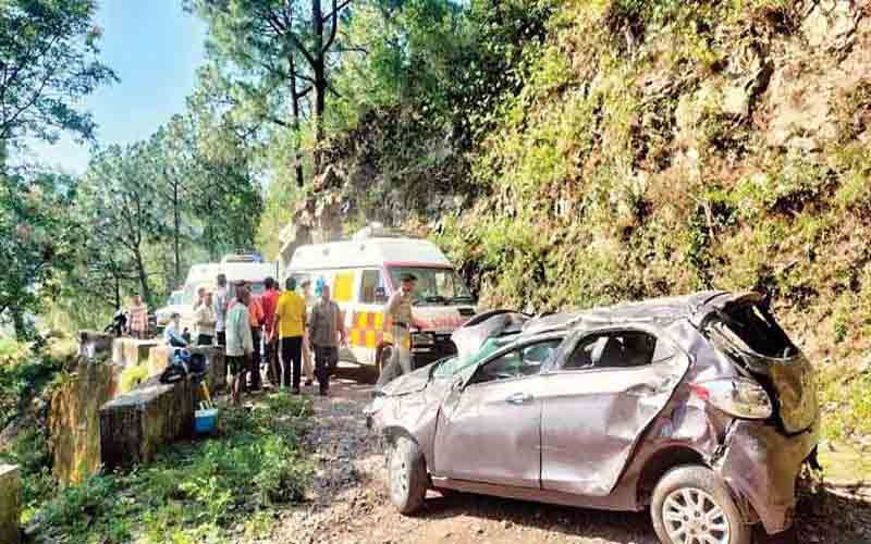 हादसे का शिकार हुई सैलानियों की गाड़ी, चार लोग घायल