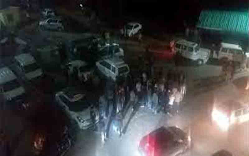 टैक्सी यूनियन के दो गुटों में मारपीट, 2 लोग जख्मी