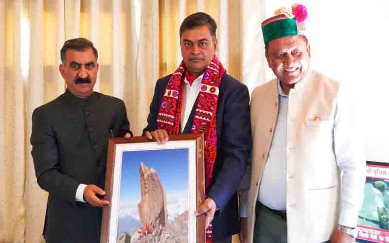 केंद्रीय ऊर्जा मंत्री आर.के. सिंह को गर्मजोशी से दी विदाई