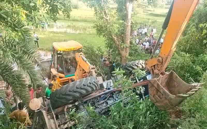 अनियंत्रित होकर सड़क से लुढ़की बोरवेल ड्रिलिंग मशीन, हादसे में एक की मौत, 2 घायल