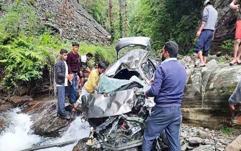 अनियंत्रित होकर खाई में गिरी पर्यटकों से भरी कार, एक महिला की मौत, 5 जख्मी