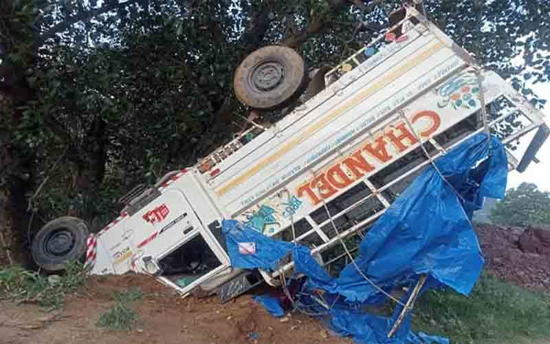 अनियंत्रित होकर सड़क किनारे पलटी श्रद्धालुओं से भरी पिकअप, 9 जख्मी