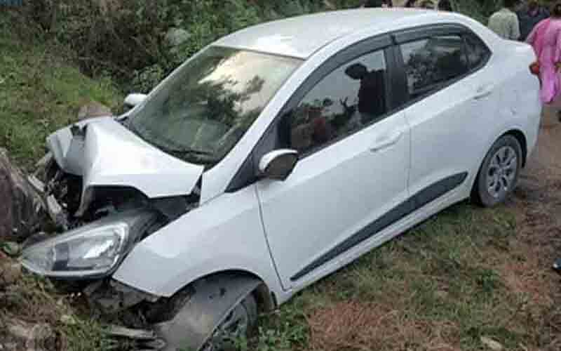 अनियंत्रित होकर पहाड़ी से टकराई गाड़ी, 44 वर्षीय व्यक्ति की मौत