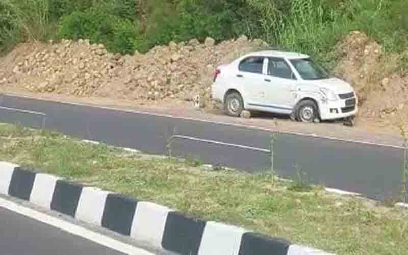अज्ञात वाहन ने चलती गाड़ी को मारी टक्कर, चालक मौके से फरार